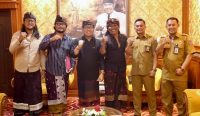 Arya Wibawa saat menerima audiensi musisi Nanoe Biroe bersama timnya bertempat di Kantor Wali Kota Denpasar, Senin (10/03/2025). Foto: dok/Pemkot Denpasar