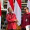 Gubernur Bali Wayan Koster didampingi Kadis Pariwisata Bali Tjok Bagus Pemayun saat mengumumkan aturan Tatanan Baru Bagi Wisatawan Asing saat Berada di Bali, Senin (24/3/25). Foto: tim/diksimerdeka.com
