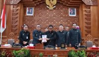 Wali Kota Denpasar bersama Wakil Wali Kota Denpasar menyerahkan dokumen RPJMD Denpasar kepada Ketua DPDR dalam Sidang Paripurna Ke-5 Masa Persidangan I DPRD Denpasar, Selasa (11/3/2025). Foto: dok/Pemkot Denpasar