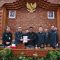 Wali Kota Denpasar bersama Wakil Wali Kota Denpasar menyerahkan dokumen RPJMD Denpasar kepada Ketua DPDR dalam Sidang Paripurna Ke-5 Masa Persidangan I DPRD Denpasar, Selasa (11/3/2025). Foto: dok/Pemkot Denpasar
