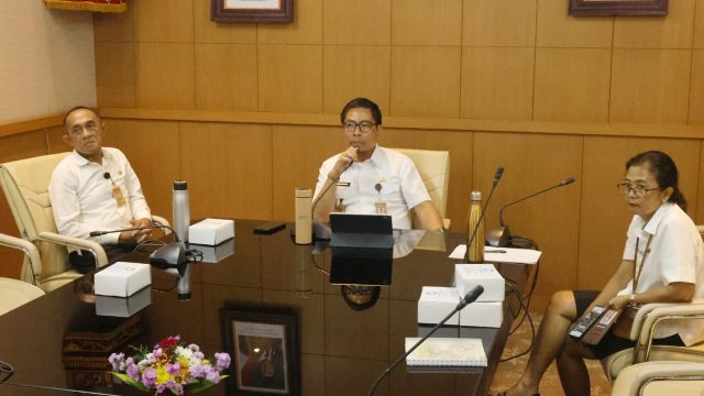 Wakil Wali Kota Denpasar, I Kadek Agus Arya Wibawa membuka secara resmi Forum Konsultasi Publik Rancangan Awal RPJMD Kota Denpasar Tahun 2025-2029 bertempat, di Kantor Walikota Denpasar pada Rabu (5/3/2025). Foto: dok/Pemkot Denpasar