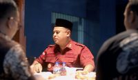 Kalapas Kerobokan, Hudi Ismono saat memimpin buka puasa bersama bersama warga binaan, Jumat (21/03/2025). Foto: dok/Laps Kerobokan