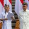 Gubernur Bali Wayan Koster didampingi Sekretaris Daerah Bali, Dewa Made Indra saat menyampaikan Surat Edaran Nomor 6 Tahun 2025 tentang Memperdengarkan dan Menyanyikan Lagu Indonesia Raya, di Rumah Jabatan Gubernur Bali, Selasa (4/3/25). Foto: tim/diksimerdeka.com