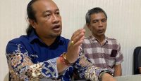 Jro Komang Sutrisna mendampingi kliennya I Wayan Subawa saat memberi keterangan pers terkait kasus dugaan penggelapan SHM yang dialaminya, di kantor hukum Lidiron, Jalan Pandu Tanjung Bungkak Kaja, Sumerta Kelod, Denpasar Selatan, Kamis (20/3/25). Foto: tim/diksimerdeka.com