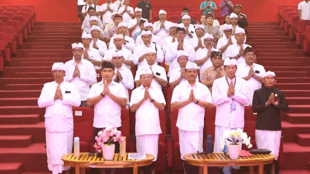 Gubernur Koster pimpinan Rakor Pelaksanaan Karya Ida Bhatara Turun Kabeh (IBTK) di Gedung Audio Visual Wyata Graha, Besakih, Karangasem, Sabtu (05/04/2025). Foto: dok/Pemprov Bali