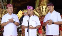 Gubernur Bali Wayan Koster bersama Bupati dan Wakil Bupati Buleleng Sutjidra-Supriatna saat HUT ke-421 Kota Singaraja, Sabtu (05/05/2025). Foto: dok/pribadi