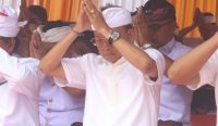 Gubernur Koster nampak larut dalam doa saat upacara Mecaru Rsi Gana, Melaspas, dan Mendem Pedagingan di Pura Agung Desa Payangan Ubud, Gianyar, Kamis (3/4/2025). Foto: tim/diksimerdeka.com