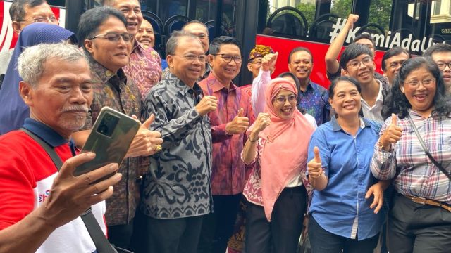 Gubernur Bali Wayan Koster dan Wakil Gubernur Giri Prasta berfoto bersama warga saat peresmian beroperasinya kembali Bus TMD, Jumat (18/4/25). Foto: tim/diksimerdeka.com
