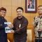 Sekda Denpasar Alit Wiradana menerima Laporan Pertanggungjawaban Penerimaan dan Pengeluaran Bantuan Keuangan Partai Politik Tahun Anggaran 2024 dari Badan Pemeriksa Keuangan (BPK) Perwakilan Provinsi Bali, Selasa (29/4/2025). Foto: dok/Pemkot Denpasar