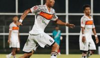 Pemain Perseden Denpasar menggiring bola. Foto: dok/Perseden Denpasar