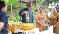 Wali Kota Denpasar I Gusti Ngurah Jaya Negara saat meninjau pasar murah di Desa Adat Yangbatu, Senin (14/04/2025). Foto: dok/Pemkot Denpasar