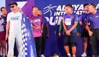 Gubernur Bali Wayan Koster melepas ribuan pelari Adhyaksa International Run (AIR) 2025 yang digelar di Peninsula, ITDC Bali, Badung, Minggu (27/4/2025). Foto: dok/Pemprov Bali
