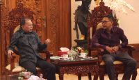 Gubernur Bali Wayan Koster saat menerima Ketua BPS Bali Agus Gede Hendrayana Hermawan. Foto: dok/pribadi