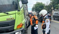 Tim Dinas Perhubungan Kota Denpasar saat melaksanakan Sidak Lalu Lintas dan Angkutan Jalan di Jalan Cargo, pada Senin (28/4/2025). Foto: dok/Pemkot Denpasar