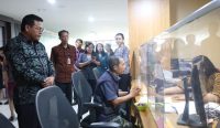 Sekda Alit Wiradana saat meninjau Pelayanan Publik Rabu (2/4/2025). Foto: dok/Pemkot Denpasar