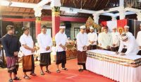 Wali Kota Denpasar, I Gusti Ngurah Jaya Negara menghadiri pengukuhan Bendesa Adat Intaran, di Wantilan Desa Adat Intaran, Rabu (30/04/2025). Foto: dok/Pemkot Denpasar