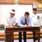Wali Kota Jaya Negara dan Kepala Kajari Denpasar Agus Setiadi menandatangani MoU di Graha Sewaka Dharma, Kamis (10/04/2025). Foto: dok/Pemkot Denpasar.