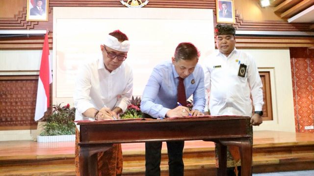Wali Kota Jaya Negara dan Kepala Kajari Denpasar Agus Setiadi menandatangani MoU di Graha Sewaka Dharma, Kamis (10/04/2025). Foto: dok/Pemkot Denpasar.