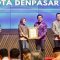 Wakil Wali Kota Denpasar, I Kadek Agus Arya Wibawa menerima Penghargaan Nasional Indeks Reformasi Birokrasi yang diserahkan Menteri PANRB, Rabu (30/4/2025). Foto: dok/Pemkot Denpasar