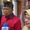 Gubernur Bali Wayan Koster bersama Kepala BPS Pusat, Amalia Adininggar Widyasanti saat memberikan keterangan pers usai pengukuhan Kepala BPS Bali di Gedung Wiswa Sabha Kantor Gubernur Bali, Kamis (17/4/25). Foto: tim/diksimerdeka.com