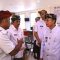 Bupati Klungkung I Made Satria dan Wakil Bupati Klungkung Tjok Surya saat meninjau pelayanan Adminduk di MPP Klungkung, Senin (28/4/25). Foto: dok/tim