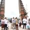 Sekretaris Daerah Dewa Made Indra mengecek kesiapan layanan dan fasilitas di Pura Besakih jelang ITBK 2025. Foto: dok/Pemprov Bali