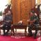 Pangdam IX/Udayana yang baru Mayjen TNI Piek Budyakto saat bertemu dengan Gubernur Bali Wayan Koster di Jayasabha, Denpasar, Senin (21/4/2025). Foto: dok/Pemprov Bali