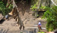 Proses evakuasi tanah longsor di Jalan di Banjar Pangkung, Desa Yeh Sumbul, Kecamatan Mendoyo, Jembrana. Foto: dok/pribadi