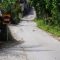 Kondisi jalan rusak di bagian barat Nusa Penida. Foto: tim/diksimerdeka.com