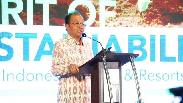 Gubernur Bali Wayan Koster saat meresmikan pemanfaatan PLTS Atap di Anvaya Beach Resort Bali, Jumat (25/4/2025). Foto: dok/Pemprov