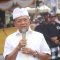 Gubernur Koster saat menghadiri upacara Tawur Tabuh Getuh di Pura Agung Payangan Gianyar, Kamis (3/4/25). Upacara ini bagian dari Karya Agung Memungkah, Tawur Pedanan, Padudusan Agung, Ngusaba Desa lan Ngusaba Nini. Foto: tim/diksimerdeka.com