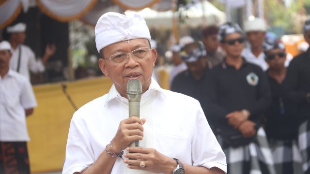 Gubernur Koster saat menghadiri upacara Tawur Tabuh Getuh di Pura Agung Payangan Gianyar, Kamis (3/4/25). Upacara ini bagian dari Karya Agung Memungkah, Tawur Pedanan, Padudusan Agung, Ngusaba Desa lan Ngusaba Nini. Foto: tim/diksimerdeka.com