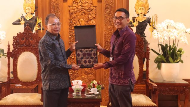 Gubernur Bali Wayan Koster bersama Kepala BPS Bali Agus Gede Hendrayana Hermawan. Foto: dok/Pemprov Bali