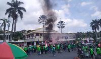 Ribuan driver transportasi online datangi Kantor Pemkab Jember, Selasa (20/5/2025).