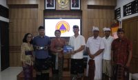 Tim Program Pengabdian Kepada Masyarakat (PKM) Internal Skema Teknologi Tepat Guna (TTG) ITB STIKOM Bali menyerahkan aplikasi Agung Armed kepada Badan Penanggulangan Bencana Daerah (BPBD) Provinsi Bali, Selasa, (27/05/2025). Foto: dok/pribadi