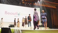 Fashion show bertajuk ‘Pesona Wastra Nusantara’ serangkaian ajang Beautiverse 2025 yang diselenggarakan di The Meru Sanur, Denpasar pada Minggu (4/5/2025). Foto: dok/Pemprov Bali