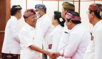 Gubernur Bali Wayan Koster bersalaman dengan 21 Pejabat Pimpinan Pratama usai di dantik, Jumat (09/05/2025). Foto: dok/Pemprov Bali