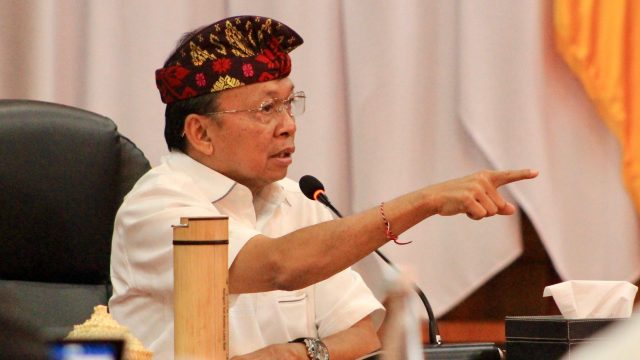 Gubernur Bali Wayan Koster saat mengadakan rapat bersama produsen minuman di Gedung Kertasabha, Jayasabha, Denpasar pada Kamis (29/5/2025). Foto: dok/Pemprov Bali