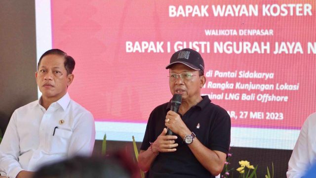 Gubernur Bali Wayan Koster saat melakukan peninjauan pembangunan Terminal LNG Sidakarya. Foto: dok/Pemprov Bali
