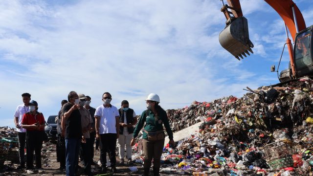 Gubernur Bali Wayn Koster saat meninjau TPA Suwung. Foto: dok/pribadi