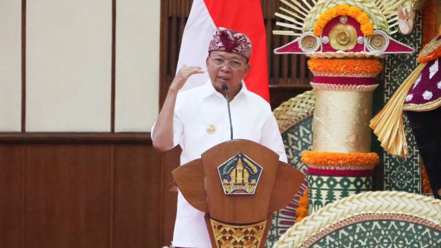 Gubernur Bali, Wayan Koster saat menyampaikan sambutan dalam Pelantikan dan Pengambilan Sumpah/Janji Jabatan Pimpinan Tinggi Pratama di lingkungan Pemprov Bali, Kamis (9/5/2025). Foto: dok/pribadi
