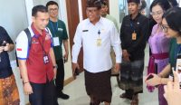 Sekda Alit Wiradana saat meninjau pelaksanaan seleksi PPK di Universitas Terbuka, Kamis (15/05/2025). Foto: dok/Pemkot Denpasar