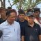 Gubernur Bali Wayan Koster bersama Menteri Lingkungan Hidup Hanif Nurofiq, di Pantai Sidakarya, Denpasar, Selasa (27/5/2025). Foto: dok/pribadi