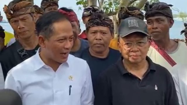 Gubernur Bali Wayan Koster bersama Menteri Lingkungan Hidup Hanif Nurofiq, di Pantai Sidakarya, Denpasar, Selasa (27/5/2025). Foto: dok/pribadi