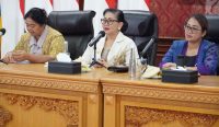 Putri Koster memberikan arahan saat sosialisasi pengelolaan sampah di tempat ibadah, Jumat (30/5/2025). Foto: dok/Pemprov Bali