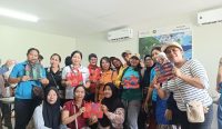 Bali Waste Management Training Centre (BWMTC) dan Komunitas Pesona Plastik menggelar Workshop Kreatif bertajuk Upcyle Limbah Plastik yang berlangsung di Training Centre TPS 3R Pemogan, Sabtu (24/5/2025). Foto: dok/Pemkot Denpasar