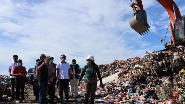 Sejumlah pejabat daerah melakukan peninjauan TPA Suwung Denpasar. Foto: dok/pribadi