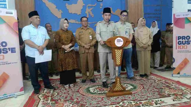 Foto: Bupati Jember Muhammad Fawait saat konferensi pers pada Selasa malam, 6 Mei 2025, di Kantor Disdukcapil Kabupaten Jember.