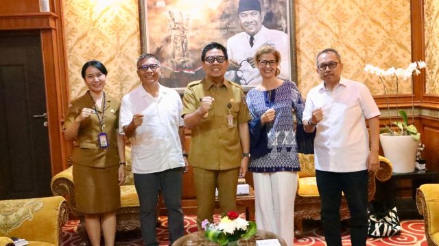 Founder Balinale, Deborah Gabineti saat beraudensi dengan Wakil Wali Kota Denpasar, I Kadek Agus Arya Wibawa, Senin (26/5/2025). Foto: dok/Pemkot Denpasar