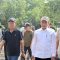 Menteri Lingkungan Hidup (LH) Hanif Nurofiq (kanan) dan Gubernur Bali Wayan Koster (kiri) saat meninjau saat meninjau lokasi rencana pembangunan Terminal LNG Sidakarya di Denpasar. Foto: dok/Pemprov Bali.